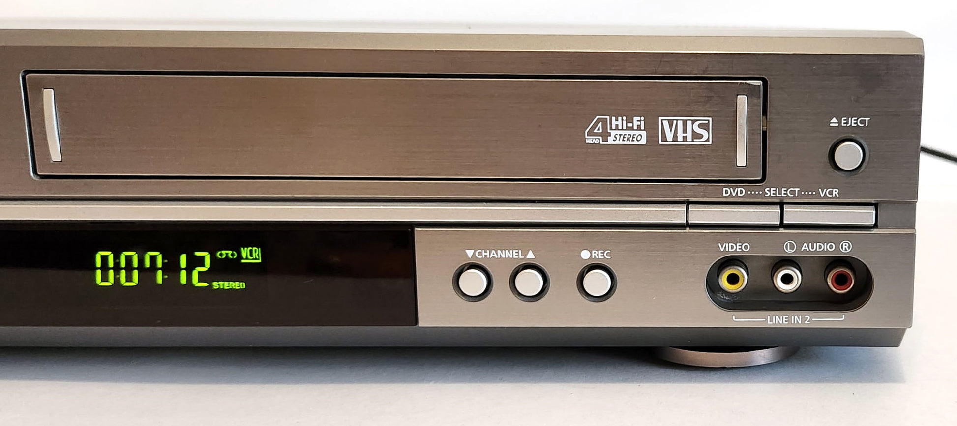 Samsung DVD-V2000 VCR/DVD Player Combo - Right