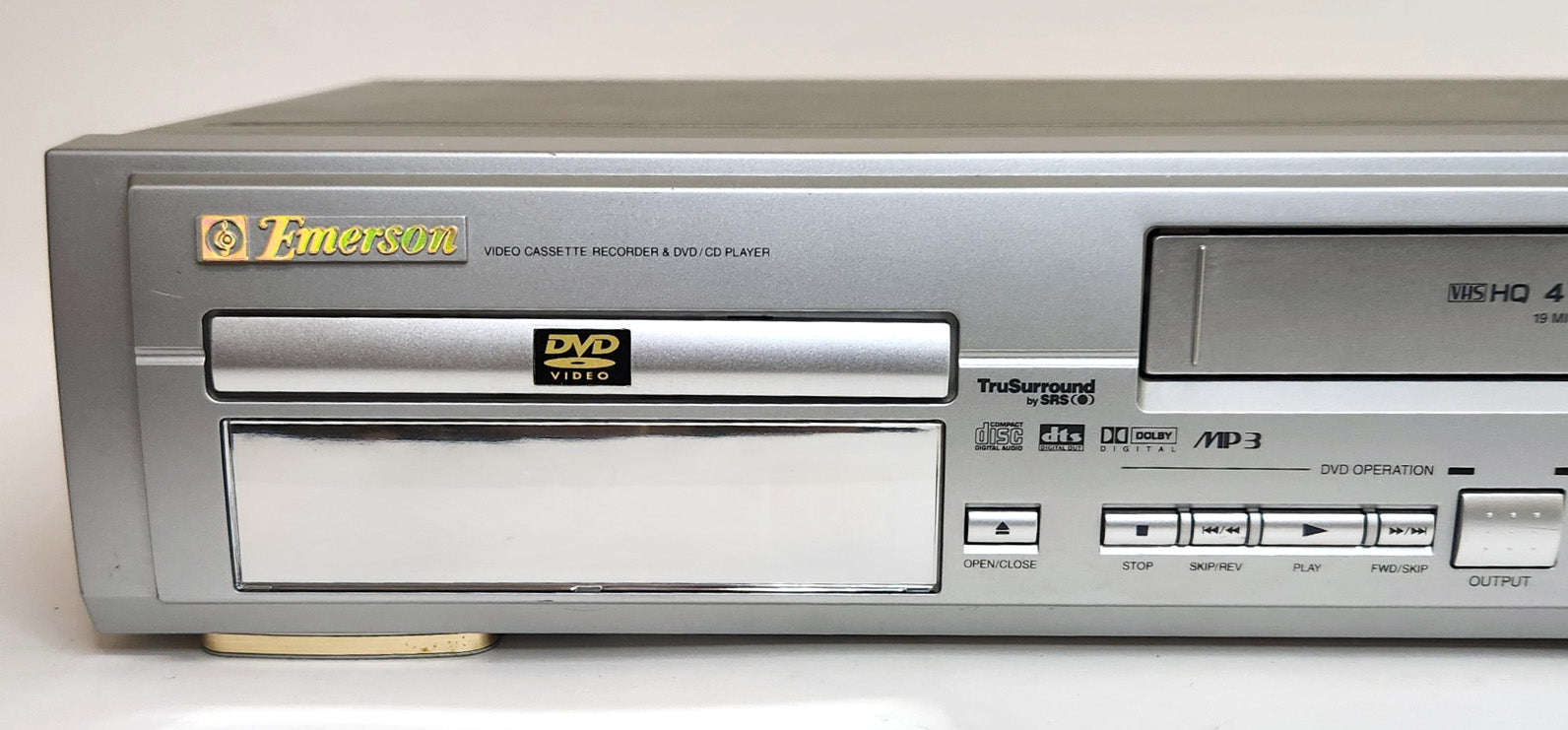 Emerson top DVD/VCR VHS Combo Player Recorder EWD2202 w/AV Cables & Two Free Movies