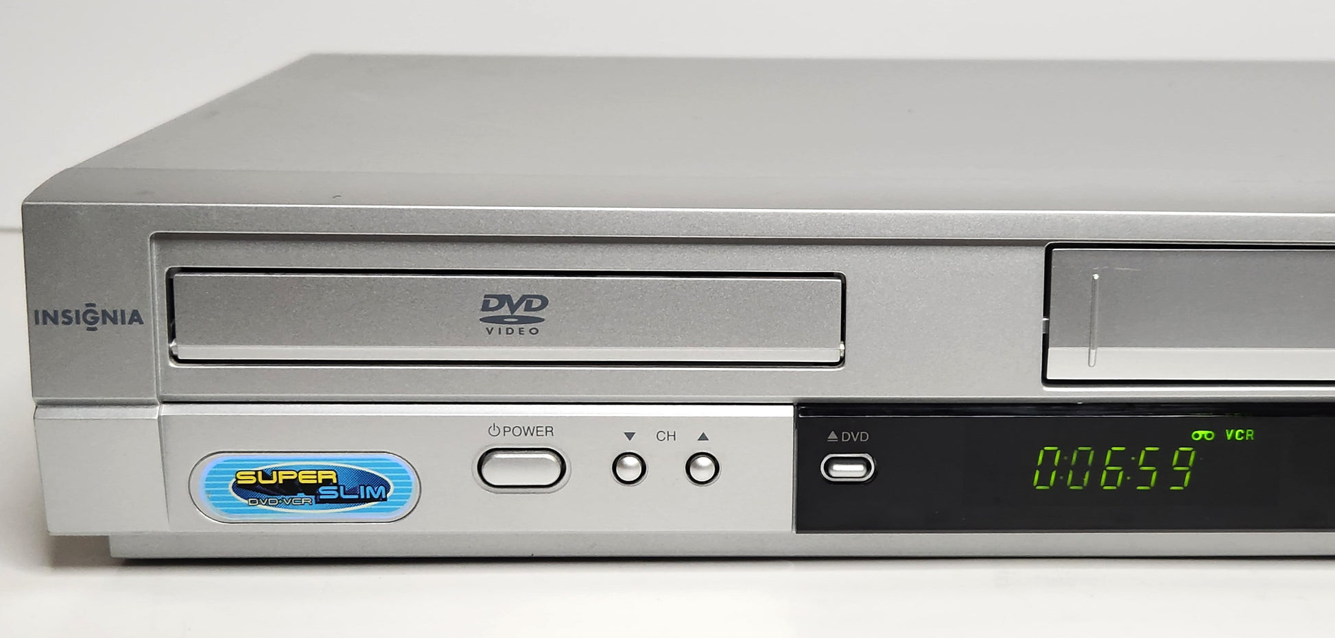 Insignia IS-DVD040924A VCR/DVD Player Combo - Left