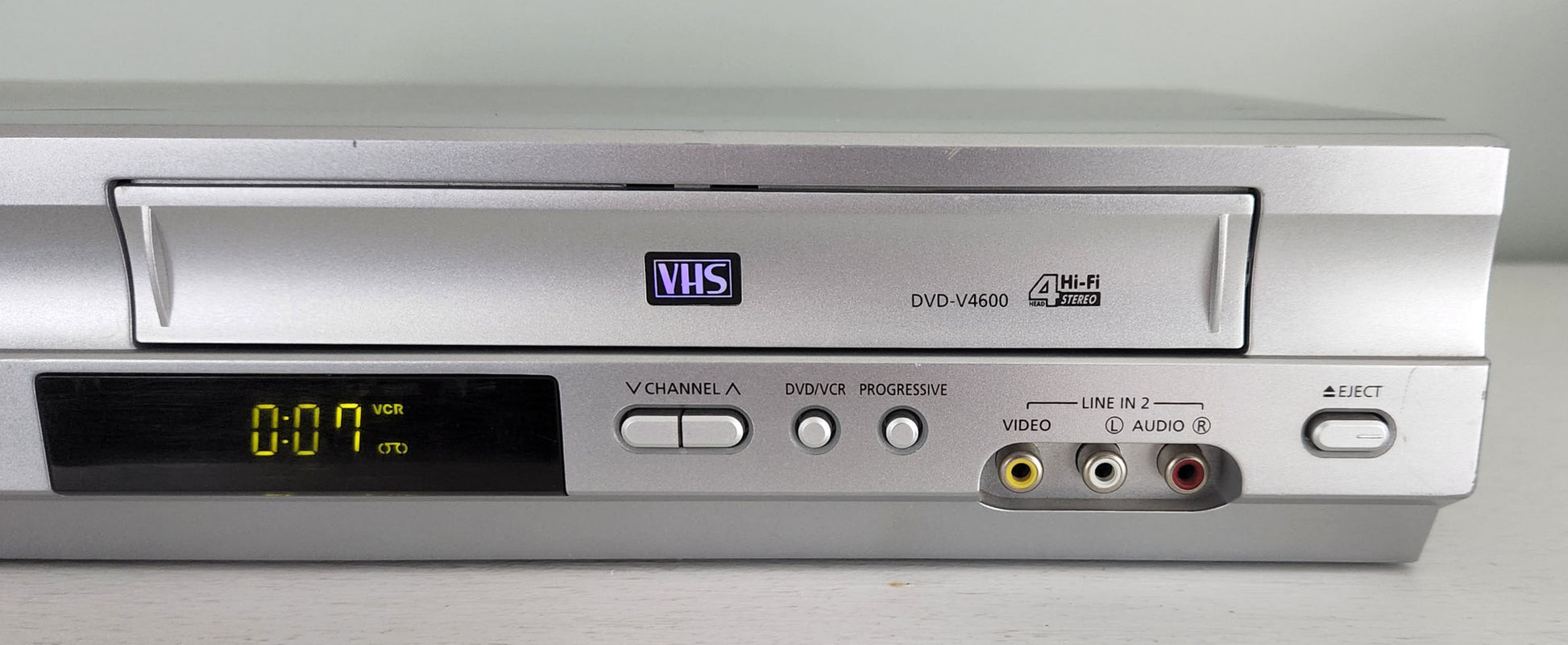 Samsung DVD-V4600A VCR/DVD Player Combo - Right